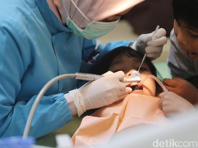Pasien Padati Pemeriksaan Gigi Gratis di Salemba