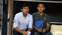 Luis Milla dan Bima Sakti tampak serius mengamati jalannya pertandingan.