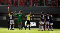 Wasit memberikan kartu merah kepada Phach Socheavila.