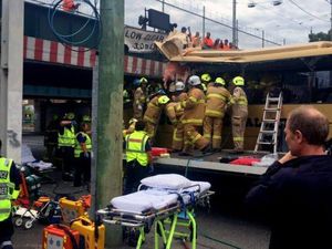 Perusahaan Bus Didakwa karena Menabrak Jembatan