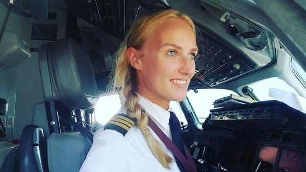 Foto: Cewek Cantik yang Jago Kemudikan Pesawat