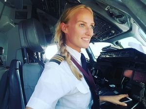 Pilot Cantik Bikin Kamu Terpesona