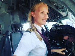 Pilot Cantik Bikin Kamu Terpesona