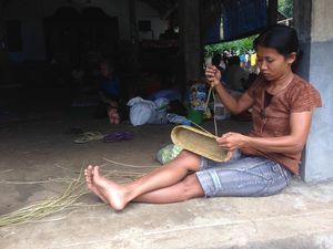 Usir Rasa Jenuh, Pengungsi Gunung Agung Membuat Anyaman Ate