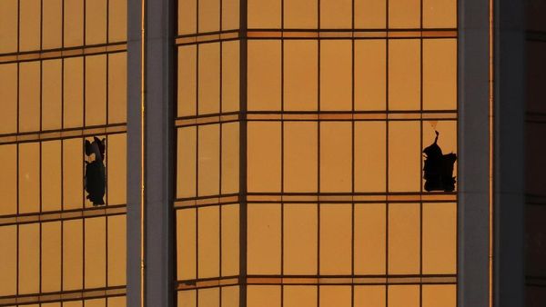 Foto: Dari Lubang Jendela ini, Paddock Tembaki Penonton Konser di Las Vegas