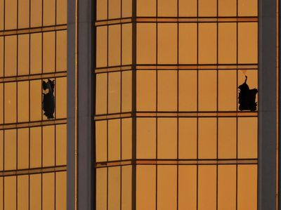 Foto: Dari Lubang Jendela ini, Paddock Tembaki Penonton Konser di Las Vegas