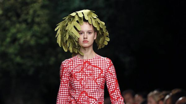 Foto: Uniknya Gaya Model dengan Rambut Daun di Paris Fashion Week