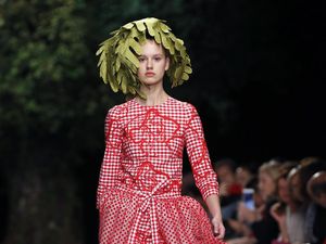 Foto: Uniknya Gaya Model dengan Rambut Daun di Paris Fashion Week