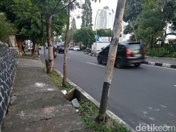 Di Trotoar Dago Ini Turis Belanda Terperosok hingga Patah Kaki