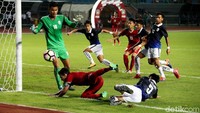 Para pemain timnas Indonesia melancarkan serangan ke Kamboja.