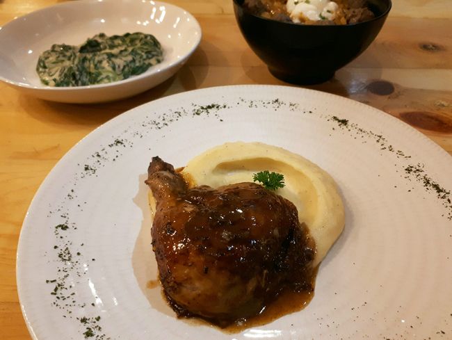 Ciknik: Nikmatnya Roast Chicken Juicy dengan Mashed Potato 