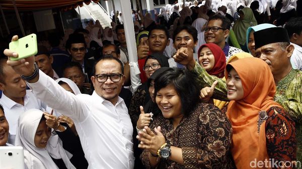 Ketika Menteri Hanif Dhakiri Jadi Bahan Rebutan Selfie