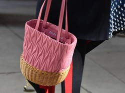 Must Have: Tas Rotan yang Kini Banyak Dipakai Artis dan Influencer Fashion