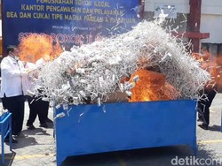 Duarrr! Jutaan Rokok Ilegal Meledak Saat Dibakar