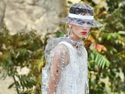 Chanel Rilis Boots dan Jas Hujan Super Stylish Untuk 2018