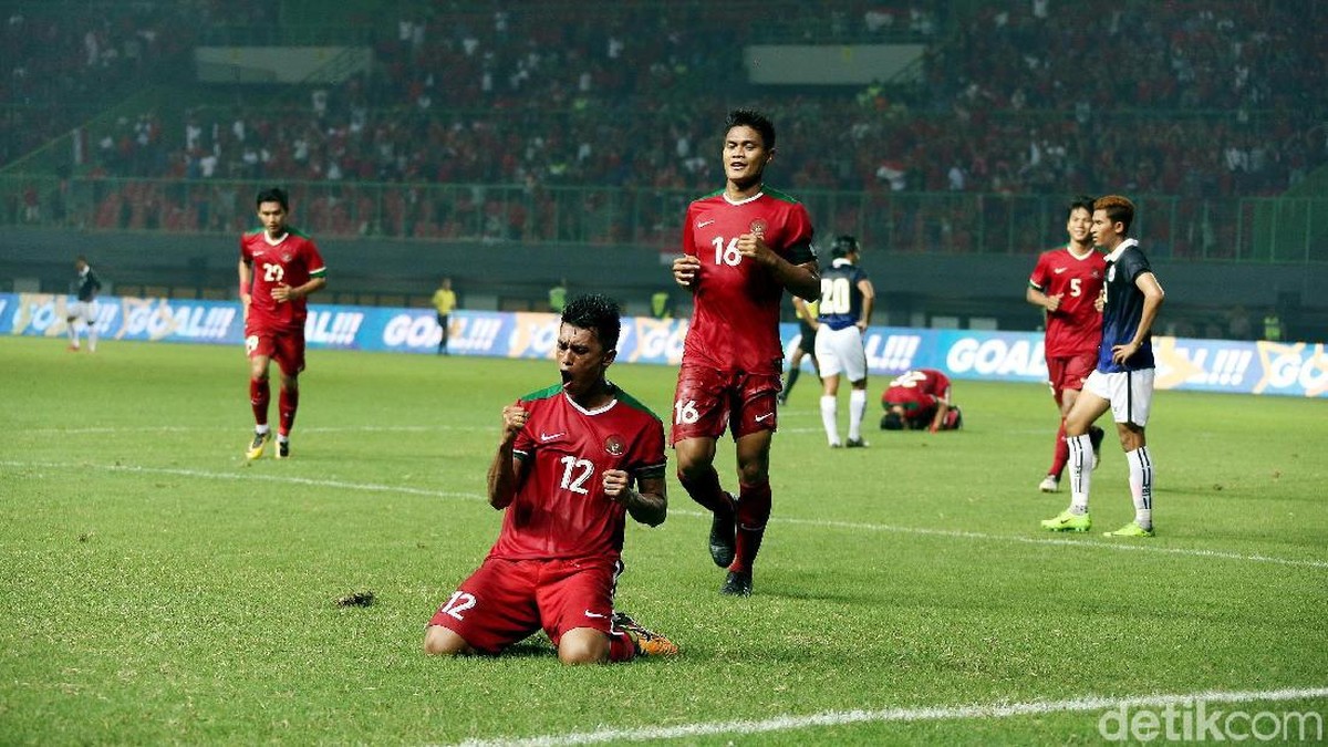 Timnas senior Indonesia memetik kemenangan 3-1 atas Kamboja dalam laga uji coba di Stadion Patriot Chandrabhaga, Rabu (4/10/2017). (Foto: Rengga Sancaya)