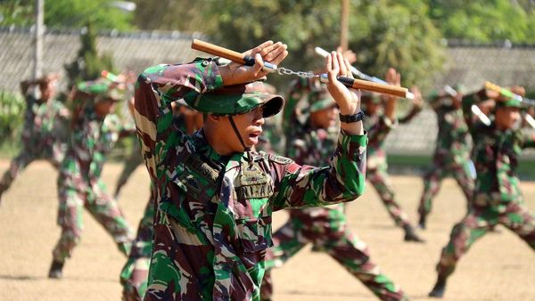 Prajurit Kostrad Asah Keterampilan Double Stick