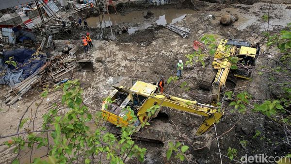 Pemasangan Dinding Penahan Tanah Underpass Matraman
