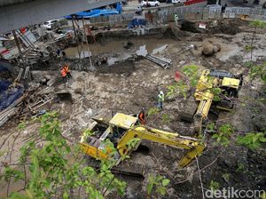 Pemasangan Dinding Penahan Tanah Underpass Matraman