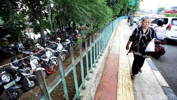 Foto: Dikuasai Ormas, Taman Depan PGC Jadi Parkir Liar
