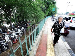 Foto: Dikuasai Ormas, Taman Depan PGC Jadi Parkir Liar