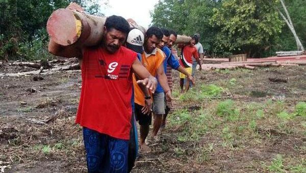 Lewat Pantai Hingga Masuk Hutan, Perjuangan Terangi Desa di Maluku