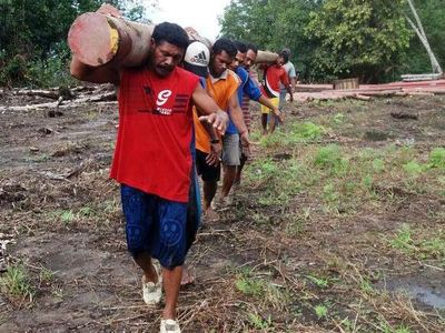 Lewat Pantai Hingga Masuk Hutan, Perjuangan Terangi Desa di Maluku