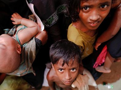 Anak-anak Rohingya Bertahan Hidup di Pengungsian