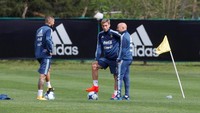 Pelatih timnas Argentina Jorge Sampaoli sedang berbincang dengan Mauro Icardi dan Lucas Biglia. Foto: Martin Acosta/Reuters