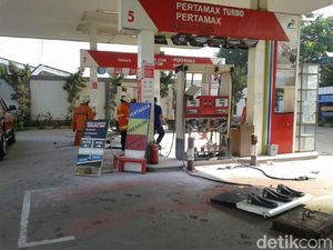 Tertabrak Truk Tangki, Dispenser SPBU di Kalimalang Terbakar Tertabrak Truk Tangki, Dispenser SPBU di Kalimalang Terbakar