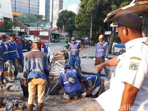 Ada Pengerjaan Saluran Air, Jalan Wahid Hasyim-Gondangdia Ditutup Ada Pengerjaan Saluran Air, Jalan Wahid Hasyim-Gondangdia Ditutup