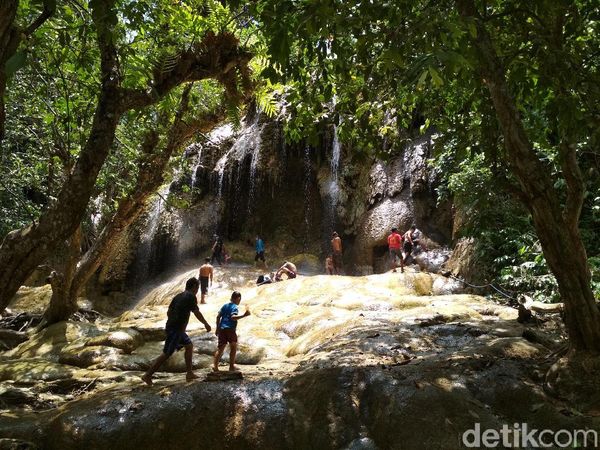 Potret Uniknya Trenggalek, Air Terjunnya Mengalir Langsung ke Pantai