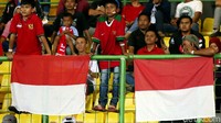 Sebagian dari mereka membentangkan bendera merah putih di pagar tribun.