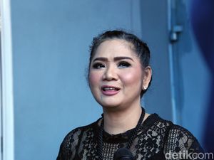 Jenazah Ibunda Vina Panduwinata Dimakamkan di Bogor