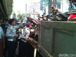 567 Motor Diangkut Petugas Selama Bulan Tertib Trotoar di Jakpus