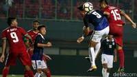 Saddil Ramdani berebut bola dengan Chhoeung Visinu.