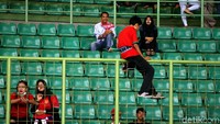 Suporter Timnas Indonesia U-19 menonton laga yang berkesudahan dengan skor 2-0.