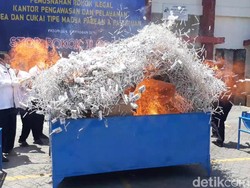 Duarr..! Jutaan Rokok Ilegal Berhamburan Saat akan Dibakar