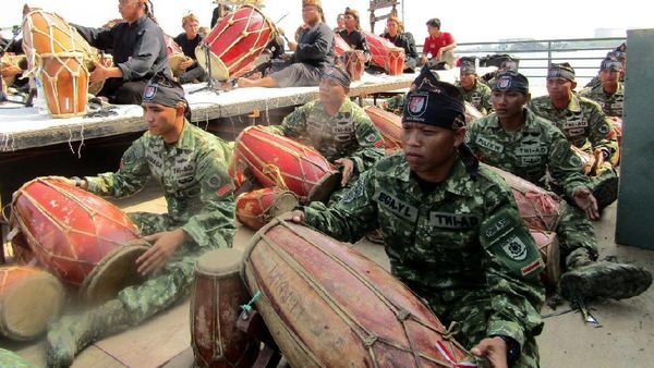 Rampak Kendang Iringi Aksi Bela Diri Prajurit TNI