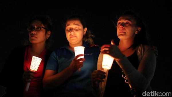 Lilin dan Bunga untuk Korban Penembakan