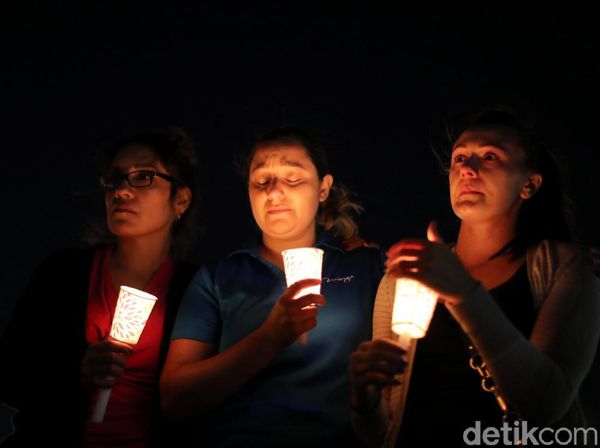 Lilin dan Bunga untuk Korban Penembakan