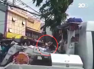 Ricuh! Video Petugas Dishub Dikeroyok Saat Razia Parkir Liar Ricuh! Video Petugas Dishub Dikeroyok Saat Razia Parkir Liar