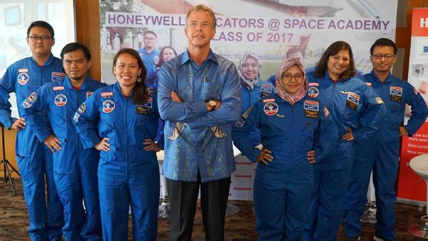 Ini Dia Guru yang Dilatih Sains dan Eksplorasi Luar Angkasa di AS