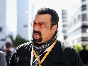 Seperti di Film End of A Gun, Steven Seagal Piawai Gunakan Senjata Seperti di Film End of A Gun, Steven Seagal Piawai Gunakan Senjata