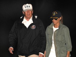 Foto: Gaya Melania Trump Pakai Boots yang Jadi Cibiran Netizen