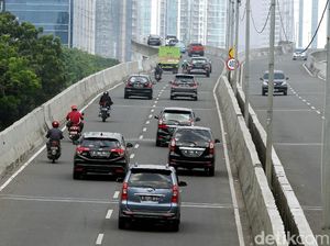 Hindari Tilang, Ratusan Pemotor Lawan Arus di JLNT Casablanca