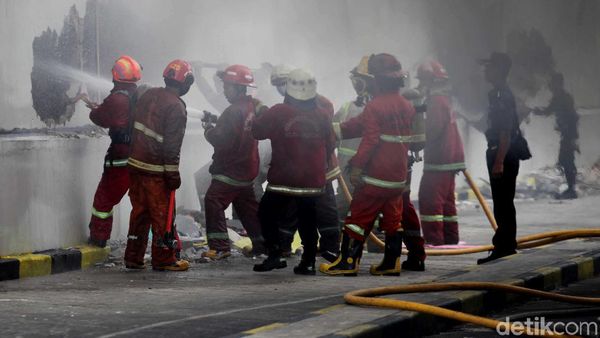 Petugas Damkar Masih Berjibaku Padamkan Api di Apartemen Bellevue