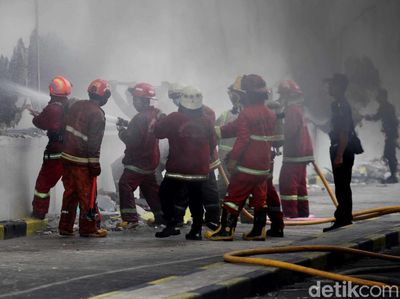 Petugas Damkar Masih Berjibaku Padamkan Api di Apartemen Bellevue