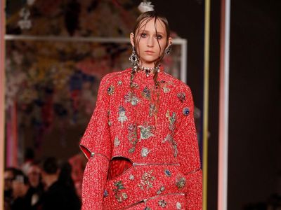 Foto: Koleksi Terbaru Alexander McQueen di Paris Fashion Week