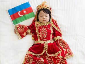 Lucu Banget! Bayi Ini Pakai Baju Kebangsaan Berbagai Negara di Dunia